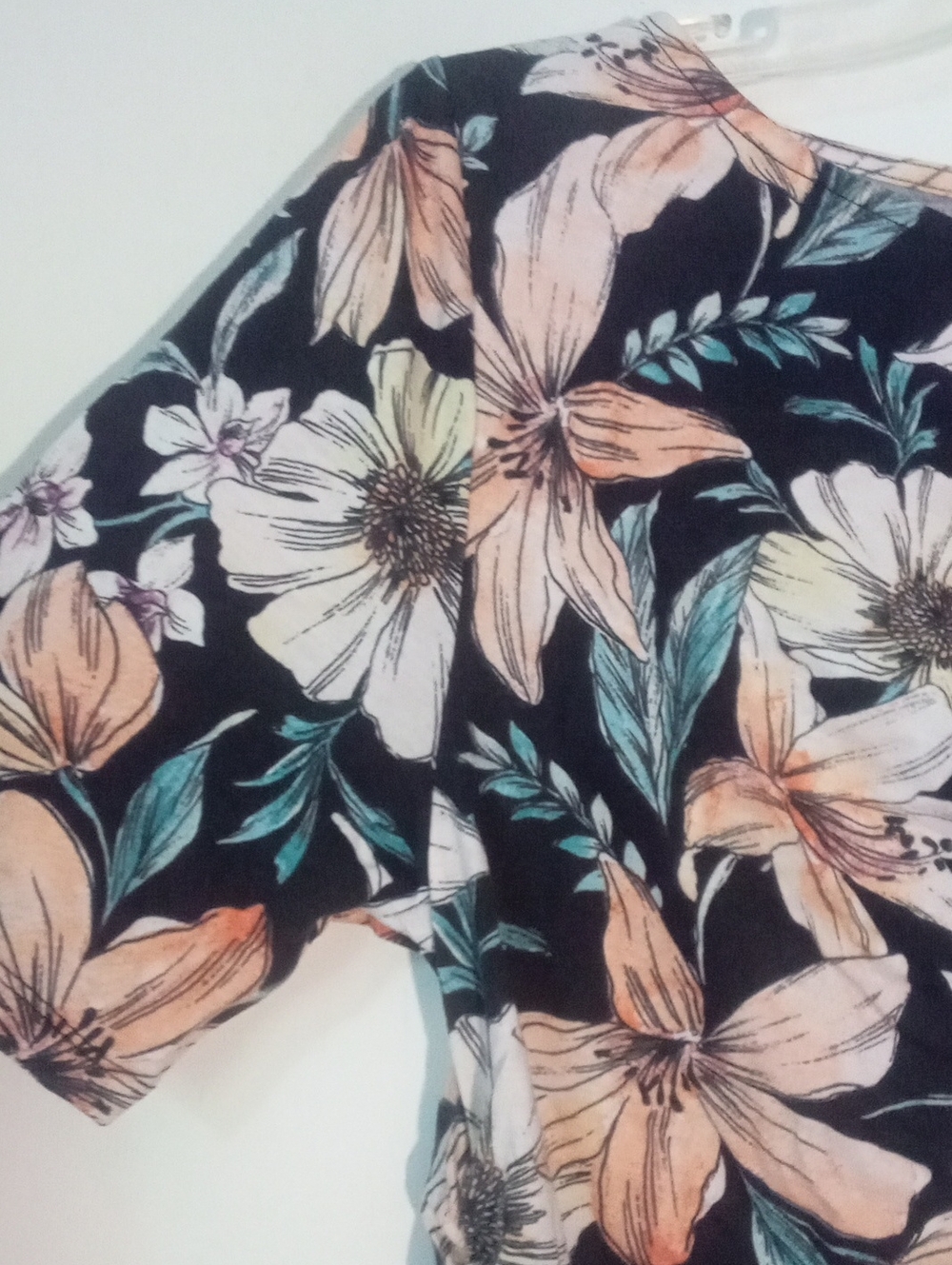 Dg2 Floral Short-Sleeve Black with Peach and Teal Flowers Large NWt Runs Small - Picture 2 of 3